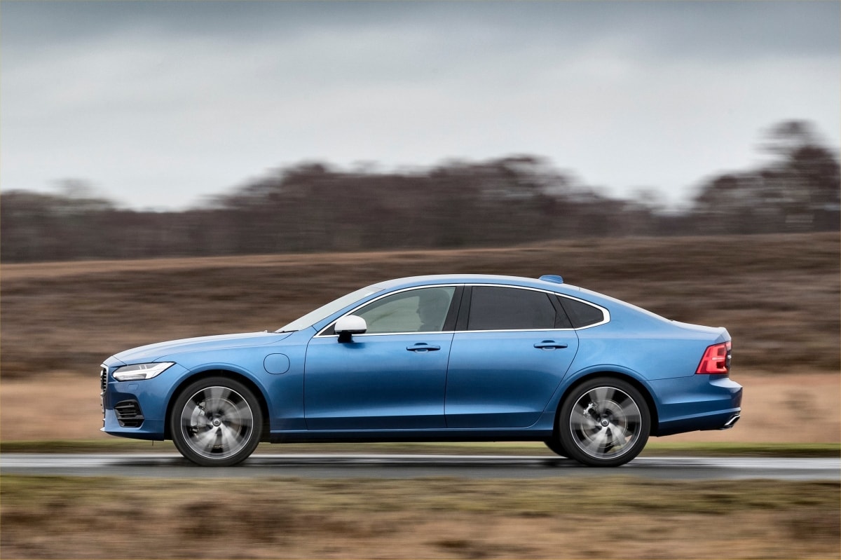 Volvo S90 T8 driving shot