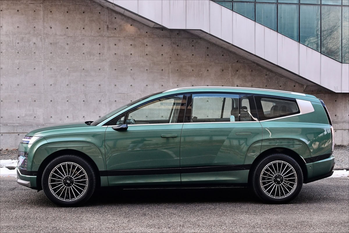 Side view of green Hyundai Ioniq 9 SUV, ideal for chauffeur services.